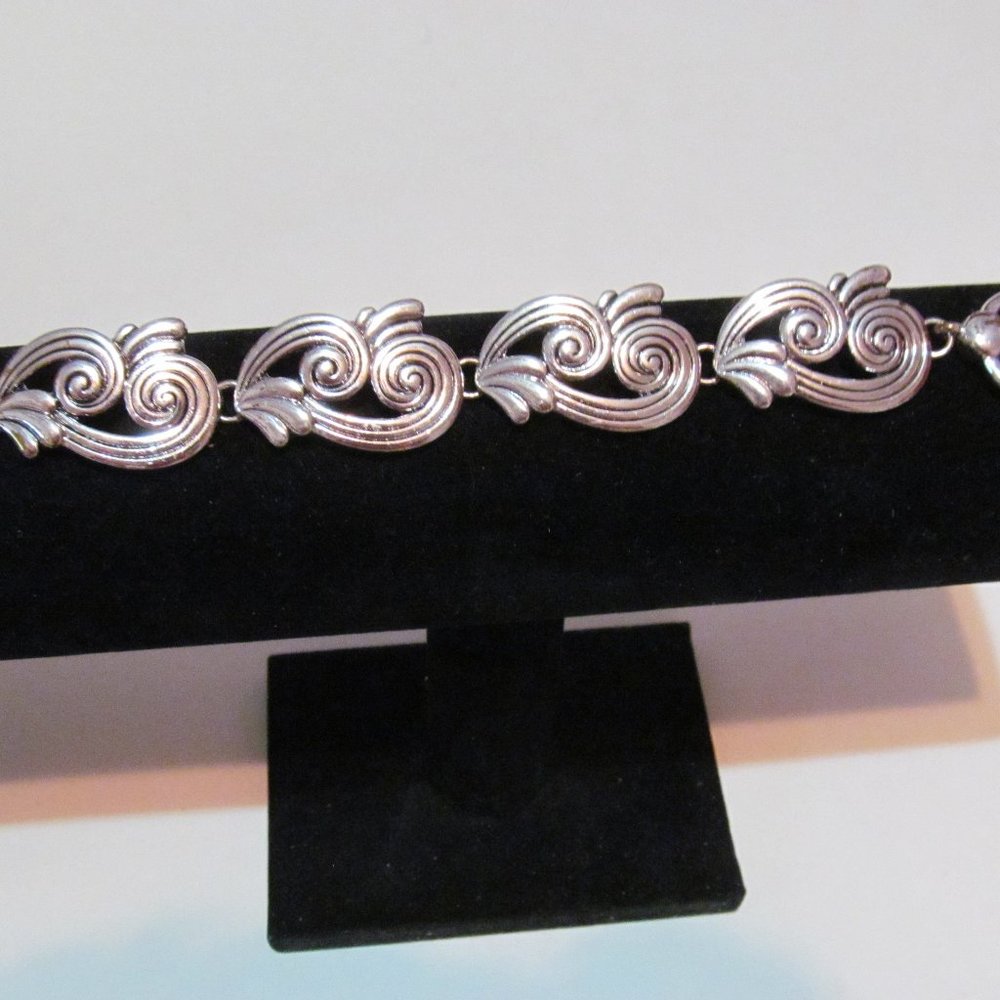 Classic design silver tone bracelet magnetic closure